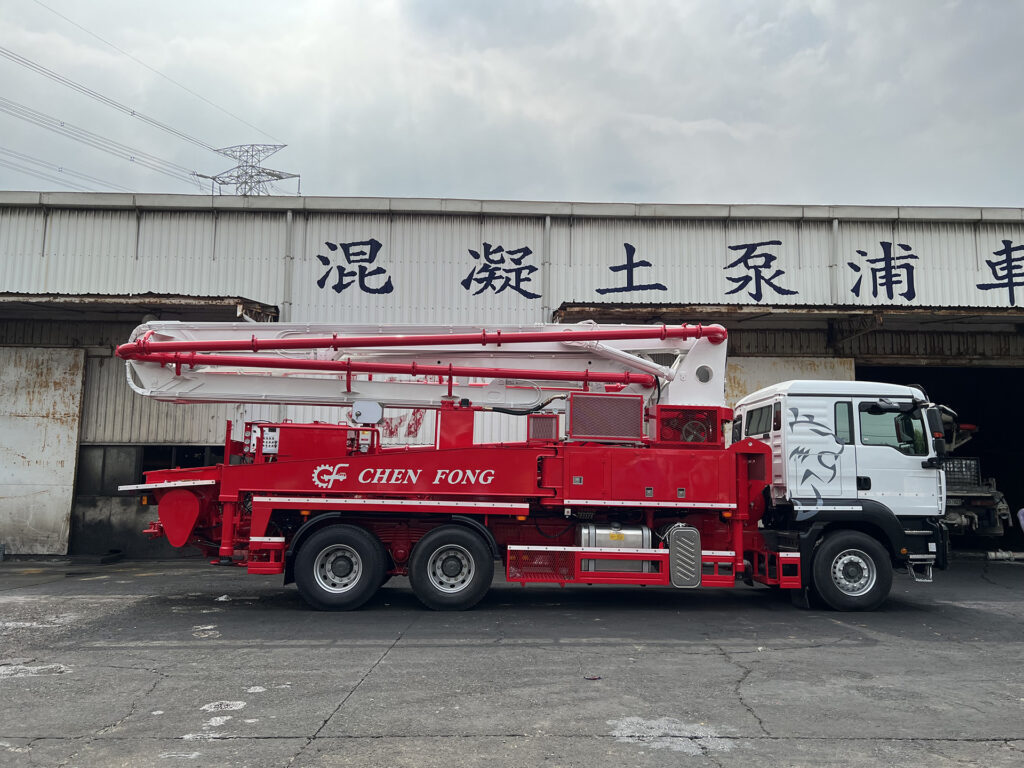 正豐機械 CF-S130 混凝土泵浦車停放於中壢廠混凝土泵浦車廠房前