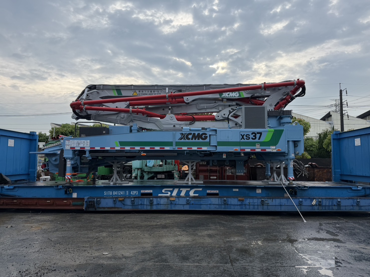 正豐機械代理之 XCMG 徐工 XS37 混凝土泵浦車臂架，裝載於平板貨櫃車準備出貨