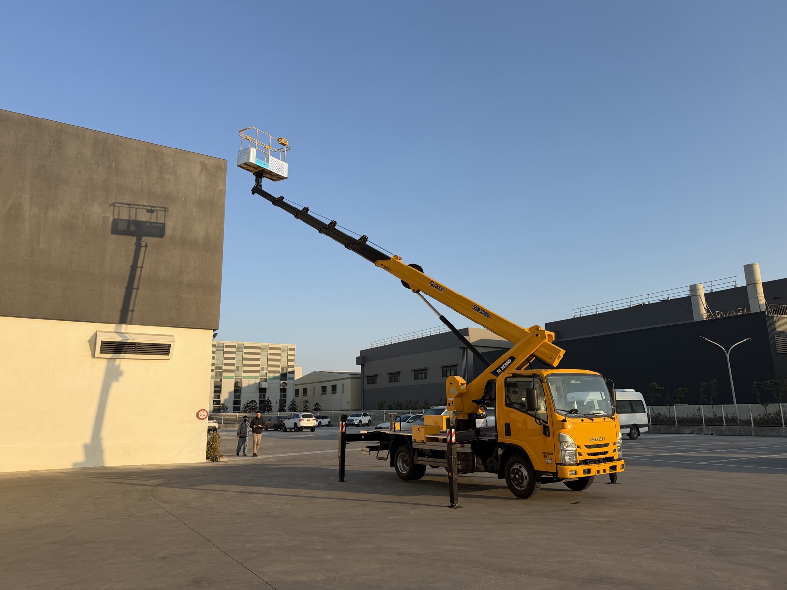 XCMG 徐工 C-GKS306 高空作業車臂架展開，供辨識設備型式與工作平台