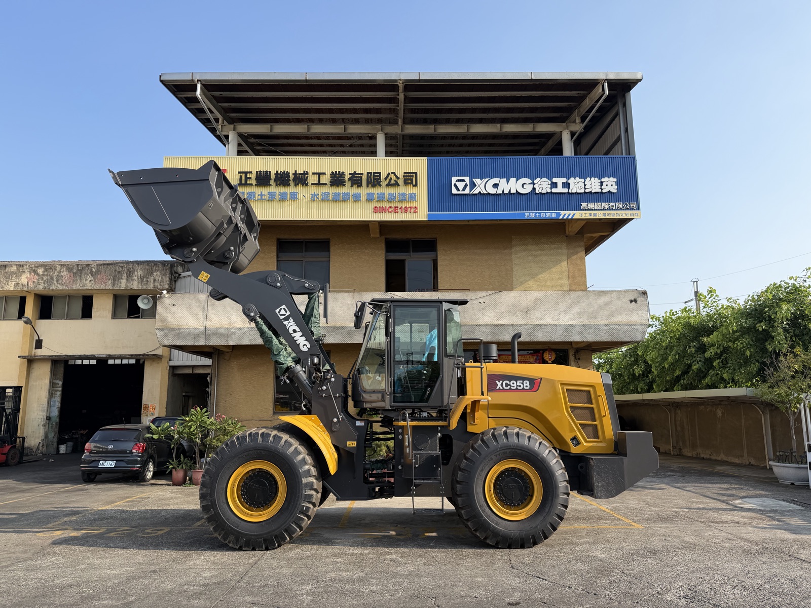 XCMG 徐工 XC958 裝載機側面，顯示鏟斗、舉升臂與車身配置