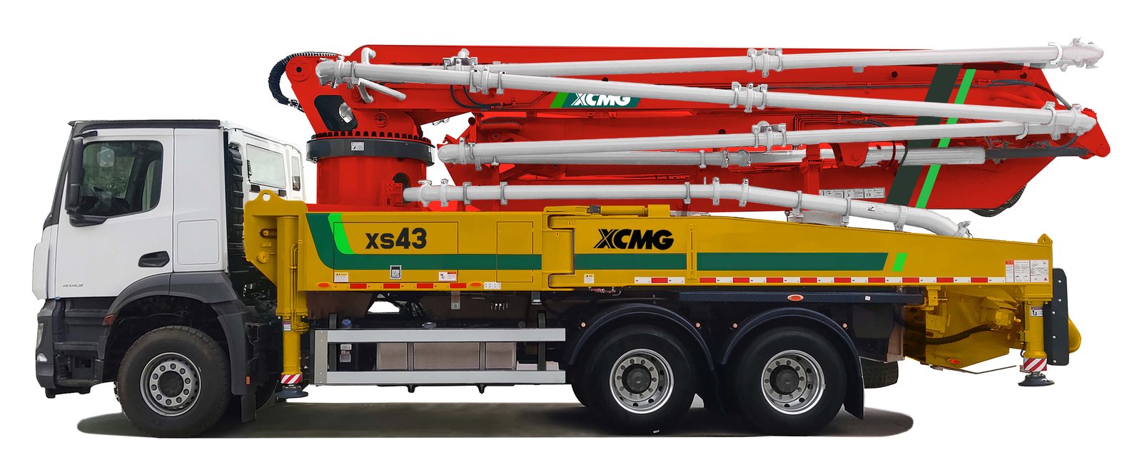 XCMG 徐工 XS43 混凝土泵浦車（幫浦車、俗稱灌漿車）側面，黃色車身與紅色五節臂架