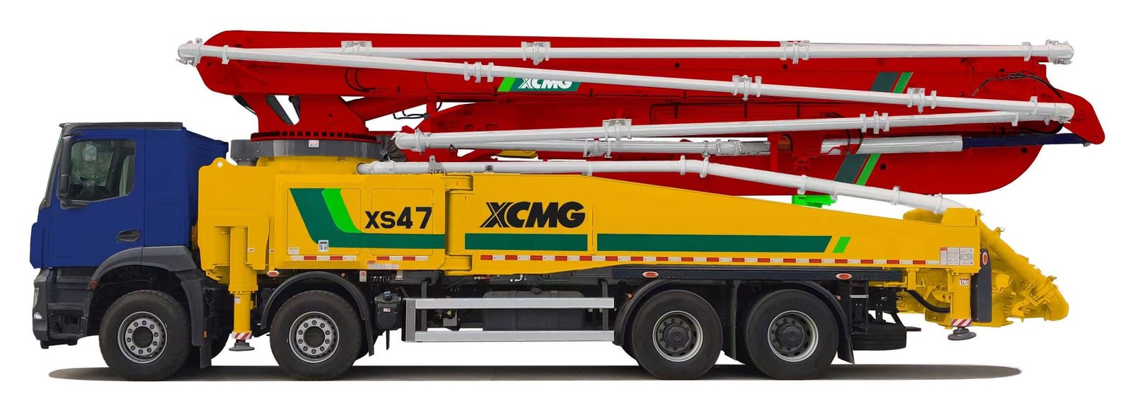 XCMG 徐工 XS47 混凝土泵浦車（幫浦車、俗稱灌漿車）側面，四軸底盤與五節 RZ 臂架