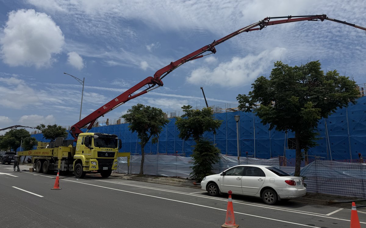 正豐機械自製混凝土泵浦車於工地展開臂架