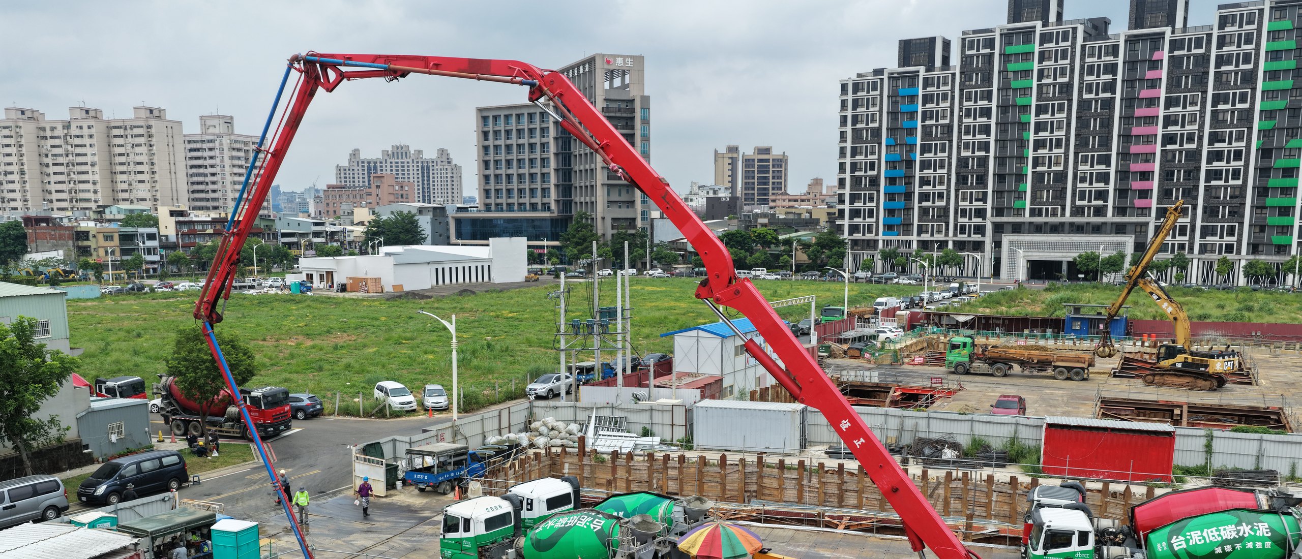 正豐機械混凝土泵浦車於桃園工地展開臂架進行灌漿作業