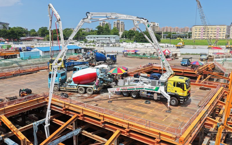 混凝土泵浦車與預拌混凝土攪拌車協同作業