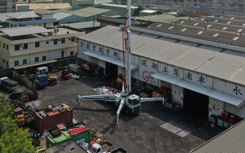 正豐廠區內的混凝土泵浦車與泵送管路